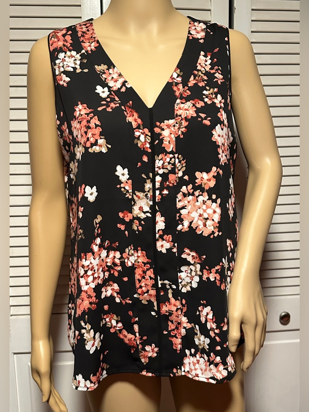 White House Black Market Satin Sleeveless Pleated Blouse Black Floral 4